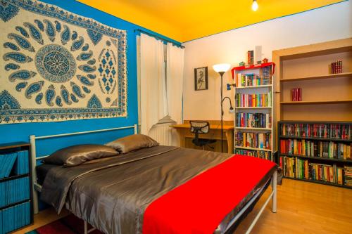 een slaapkamer met een bed en een boekenplank met boeken bij The Book Nest in Ljubljana