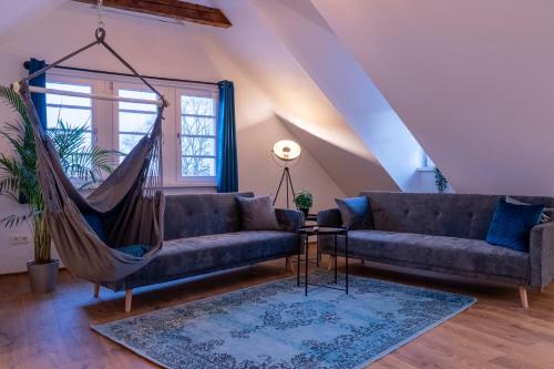 a living room with a couch and a hammock at Ruhig und Zentral an der Donau in Ulm