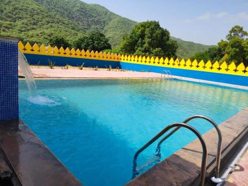 una gran piscina con una fuente de agua en Hotel Prem Villas Pushkar en Pushkar