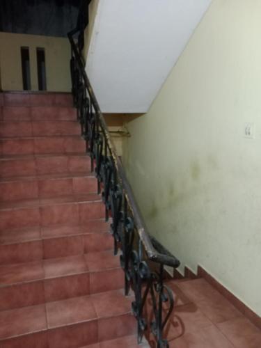 eine Treppe in einem Gebäude in der Unterkunft Kalyani Dwarka Illam in Chennai