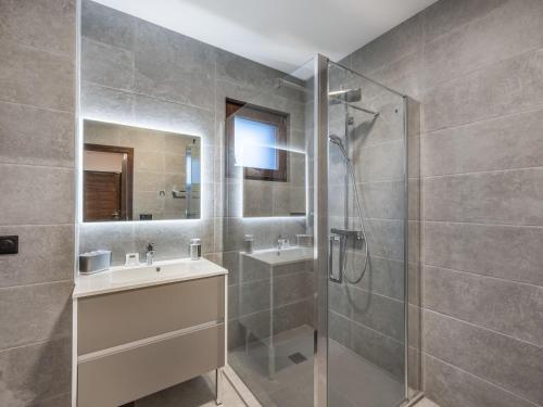 une salle de bain avec une douche, un lavabo et un miroir dans l'établissement Appartement proche pistes avec jardin, parking, casier à ski - 5 min à pied du centre de Megève - FR-1-569-138, à Megève