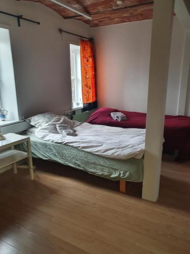 a bedroom with a bed in a room at Bøelgaarden in Gørding