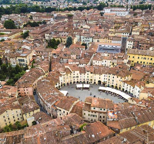una vista aérea de una ciudad con edificios en Lucca Old Town Apartment, en Lucca