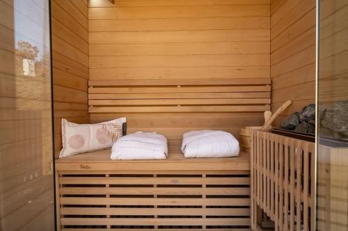 En eller flere senger på et rom på Premium Sustainable Cabins Mecsek Reindeer