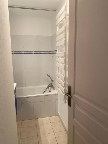 La salle de bains est pourvue d'une baignoire et d'un lavabo. dans l'établissement APPART - T3 - 6 PERSONNES – GOLF CAP D’AGDE, au Cap d'Agde