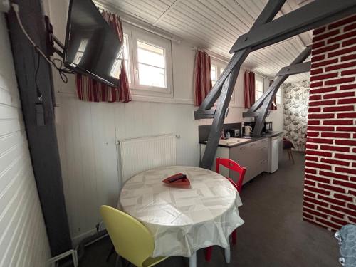 une pièce avec une table et une cuisine dans une petite maison dans l'établissement Home Preize 2, à Troyes