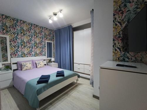 una camera con un letto e una televisione di Apartamento Soleado a Los Abrigos
