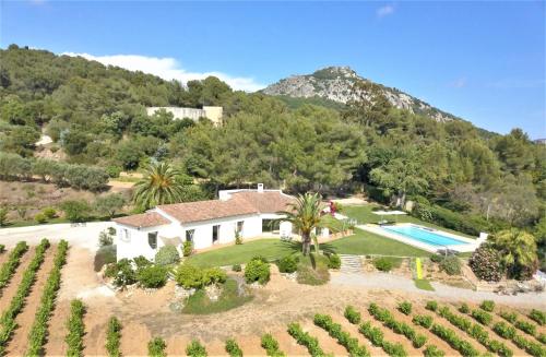 une vue aérienne d'une villa avec piscine dans l'établissement Le Domaine des vignes-Spacieuse Villa/piscine, à Hyères