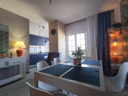 洛斯阿布里戈的住宿－Apartamento Soleado，厨房以及带桌椅的用餐室。