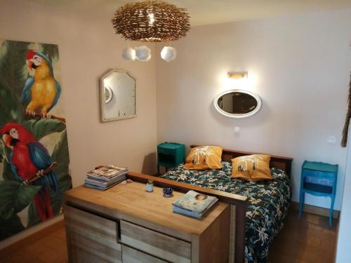 une chambre avec un lit et un bureau dans l'établissement '' Sète à Vous'', à Sète