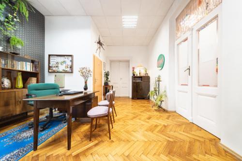 een kantoor met een bureau en een groene stoel bij Das Hostel in Krakau