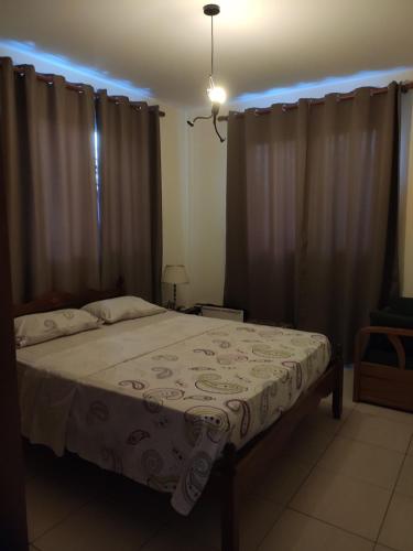 1 dormitorio con 1 cama con cortinas y luz azul en Abitare cosy apartment, en Pafos