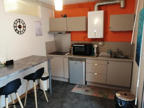 une petite cuisine avec un évier et un comptoir dans l'établissement '' Sète à Vous'', à Sète