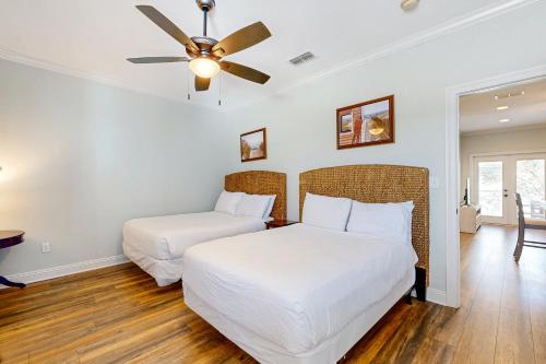 sypialnia z 2 łóżkami i wentylatorem sufitowym w obiekcie Villages of Crystal Beach Family Tides w mieście Destin