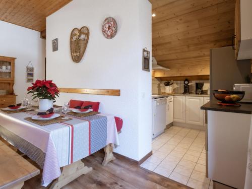 - une cuisine avec une table dans une chambre dotée de plafonds en bois dans l'établissement Location 2 pièces 6 pers avec balcon, Valloire, à 500m des pistes, animaux acceptés - FR-1-263-165, à Valloire