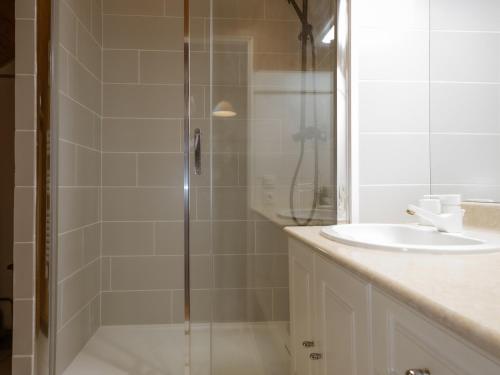 une salle de bain avec douche et lavabo dans l'établissement Location 2 pièces 6 pers avec balcon, Valloire, à 500m des pistes, animaux acceptés - FR-1-263-165, à Valloire