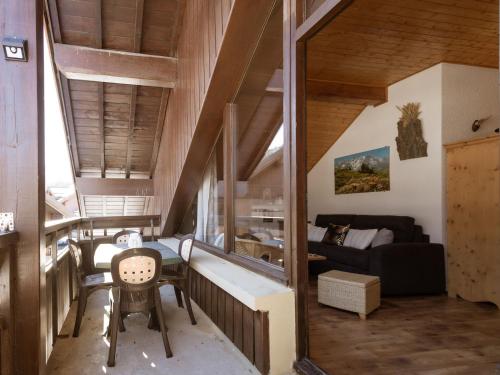 un salon avec un canapé et une table dans l'établissement Location 2 pièces 6 pers avec balcon, Valloire, à 500m des pistes, animaux acceptés - FR-1-263-165, à Valloire