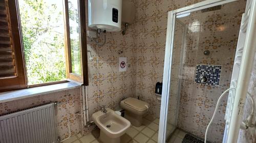 ein Bad mit einem WC, einer Dusche und einem Waschbecken in der Unterkunft Wonder House in Pianillo