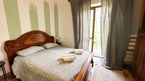 ein Schlafzimmer mit einem Bett mit zwei Teddybären darauf in der Unterkunft Wonder House in Pianillo