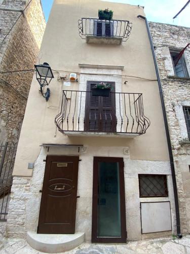 a building with a balcony and a door and a window at De Cristoforis in Terlizzi