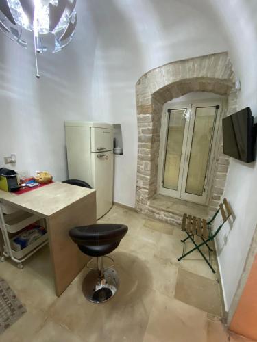 a kitchen with a counter and a stool in a room at De Cristoforis in Terlizzi