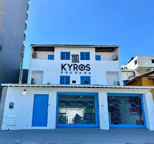 um edifício com uma placa que lê kips boutique em Kyros Pousada em Maceió