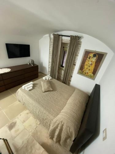 una camera con letto e TV a schermo piatto di De Cristoforis a Terlizzi