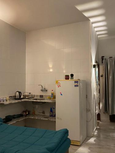 Una pequeña cocina con nevera y fregadero. en Light house camp, en Dahab