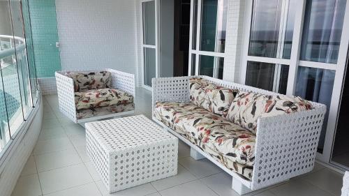 sala de estar con sofá y silla en TERRAZZO ONDINA, en Salvador