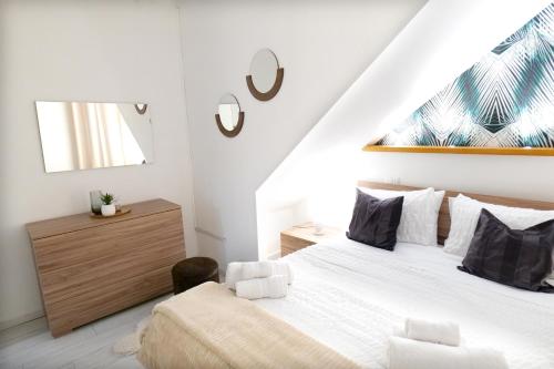 Un pat sau paturi într-o cameră la SIKELIA Apartment