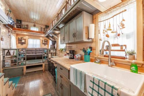 Kuchyň nebo kuchyňský kout v ubytování Peaceful Getaway In Charming Tiny House