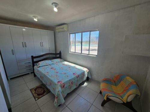a bedroom with a bed and a window at Cobertura no Pina in Recife