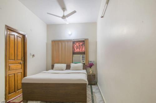 Tempat tidur dalam kamar di Collection O 81098 Hotel Royal Panjab