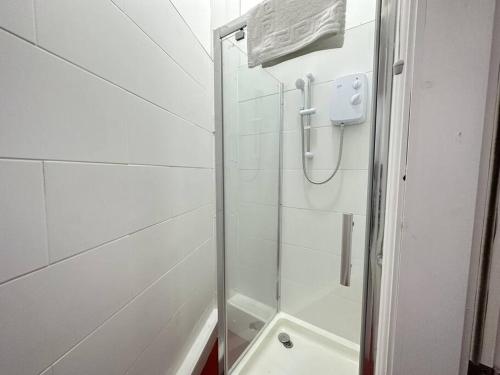 y baño con ducha y puerta de cristal. en Chic Downtown Flat in Dudley Near Attractions, en Birmingham