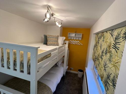 1 dormitorio con litera y cuna en Central Brentwood House, en Brentwood