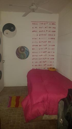 MonterricoにあるCasa Hogarのベッドルーム1室(赤いベッド1台付)