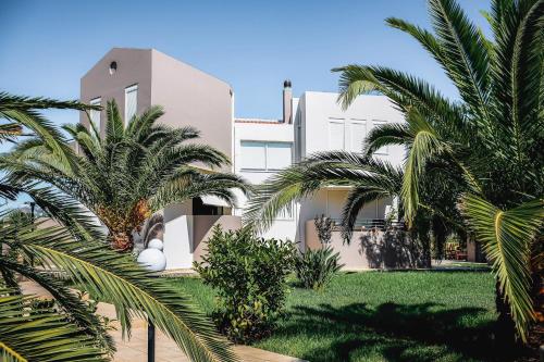 una casa con palmeras delante en Villa Sweven, Luxury Living Chania en Souda
