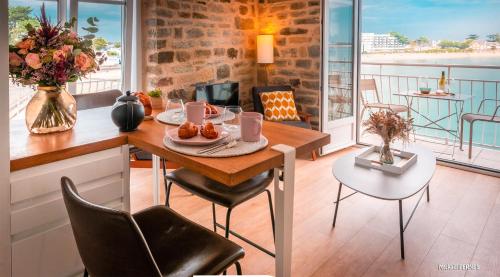 RÉF 236 - LARMOR-PLAGE type 2 avec 3 balcons pleine vue mer et au pied du centre