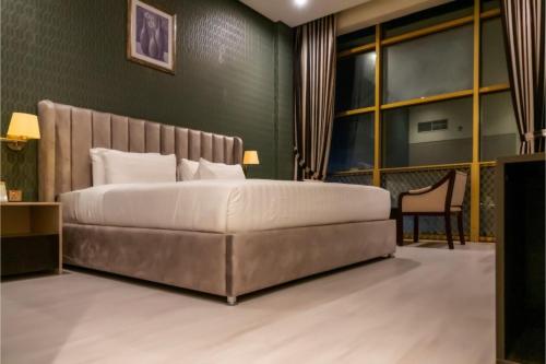Un ou plusieurs lits dans un hébergement de l'établissement Super OYO Capital O 126 Manama Tower Hotel