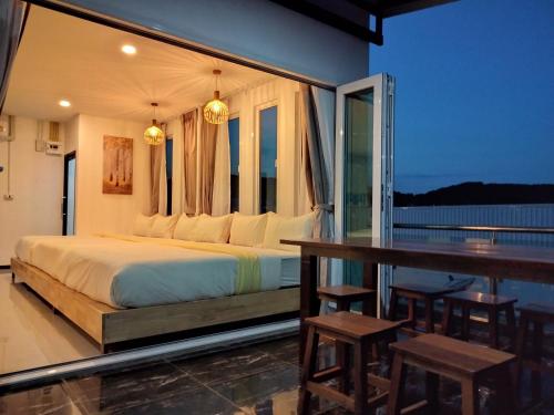 ラン島にあるHabor House by Koh Larn Rivieraのベッドルーム1室(大型ベッド1台付)、バルコニー