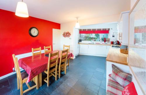 a kitchen and dining room with a red wall at Hope Terrace in Matlock