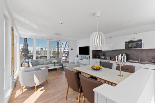 TV a/nebo společenská místnost v ubytování Ferienhaus Hausboot Seeteufel Olpenitz