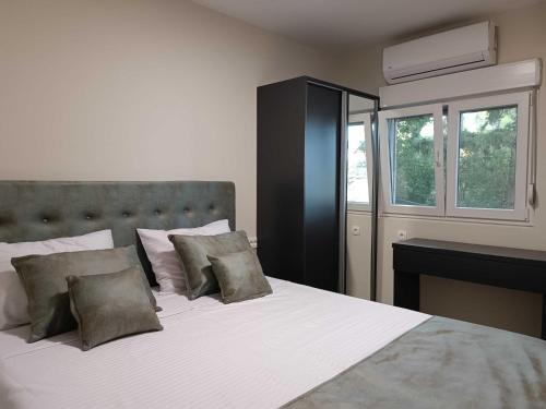 1 dormitorio con cama blanca con almohadas y chimenea en Digital Nomads Apartments, en Bar