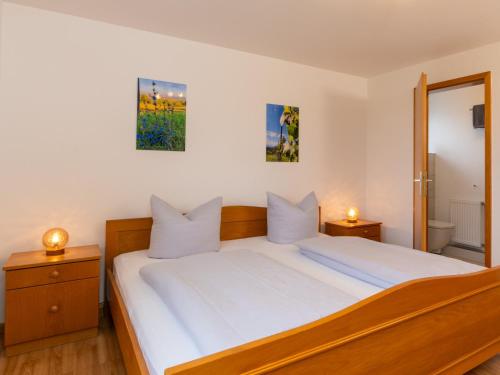 Кровать или кровати в номере KALLMANN Gästehaus
