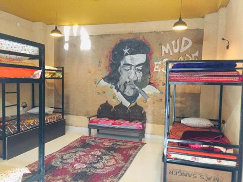 Un ou plusieurs lits superposés dans un hébergement de l'établissement Jaisalmer hostel