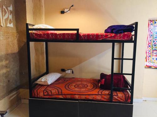 Un ou plusieurs lits superposés dans un hébergement de l'établissement Jaisalmer hostel