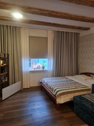 een slaapkamer met een groot bed en een raam bij Margus rentals in Võru