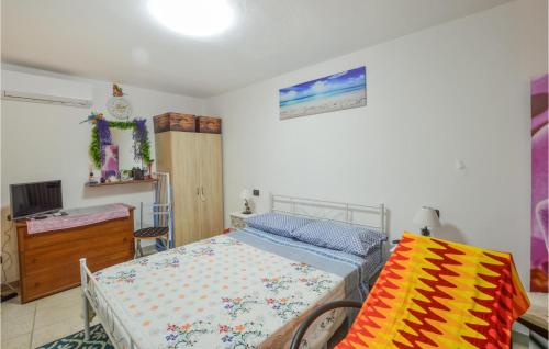 1 dormitorio con 1 cama y vestidor en Pet Friendly Home In San Cristoforo With Wifi, en San Cristoforo