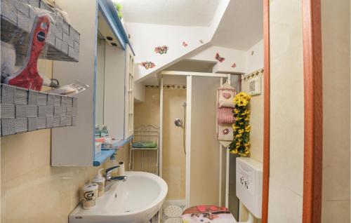 Baño pequeño con lavabo y aseo en Pet Friendly Home In San Cristoforo With Wifi, en San Cristoforo