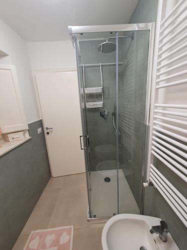 La salle de bains est pourvue d'une douche, de toilettes et d'un lavabo. dans l'établissement casa Gioiello di Enrica, à Pietrasanta